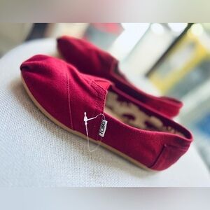 TOMS Shoes Classic Canvas Slip On in Red Size W7